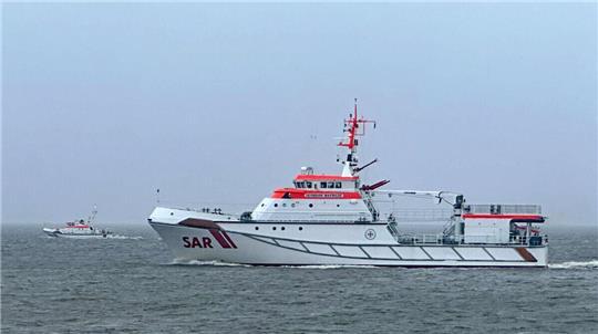 Mehrere Rettungseinheiten der Deutschen Gesellschaft zur Rettung Schiffbrüchiger (DGzRS) suchen stundenlang nach dem Seemann in der Elbmündung. 