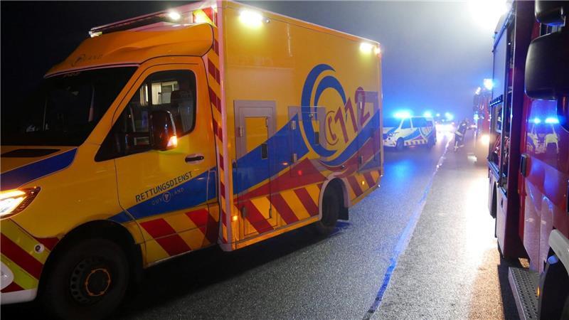 Mehrere Rettungswagen und ein Notarzt des Cuxland-Rettungsdienstes übernahmen nach der Personenrettung die Erstversorgung der zwei Fahrzeuginsassen.