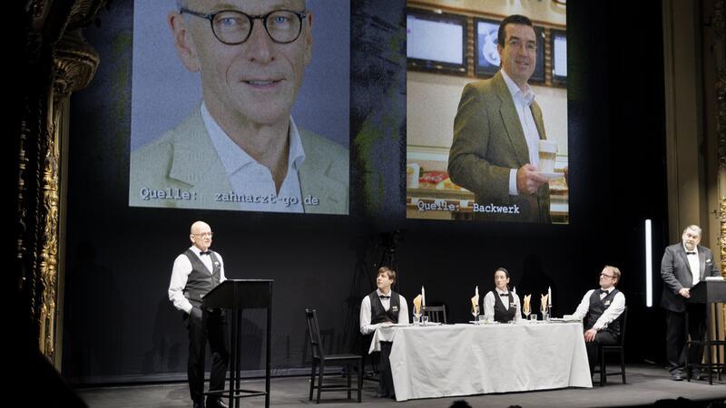 Potsdamer Treffen: So kam Correctiv an Infos – War weiterer AfD-Mitarbeiter dabei? Die Schauspieler Veit Schubert (von links nach rechts), Max Gindorf, Constanze Becker, Oliver Kraushaar, Andreas Beck, spielen bei einer szenischen Lesung auf der Bühne des Berliner Ensemble weitere Details zu einem Treffen von AfD-Politikern, Rechtsextremisten und Unternehmer.