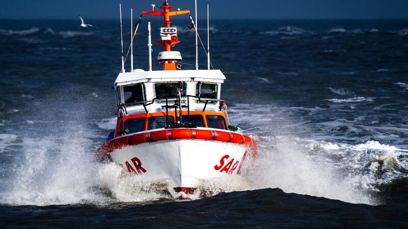 Fischer stürzt in Nordsee – Großsuche nach Stunden abgebrochen Mehrere Schiffe der Deutschen Gesellschaft zur Rettung Schiffbrüchiger (DGzRS), weitere Behördenschiffe und zwei Hubschrauber suchten nach dem Mann.