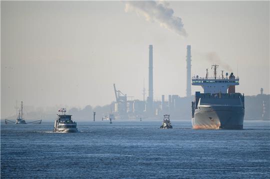 Mehrere Schiffe sind auf der Elbe vor dem Heizkraftwerk Wedel unterwegs. Foto: Jonas Walzberg/dpa