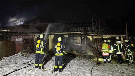 Mehrere Schlauchleitungen werden verlegt, um einen massiven Innen- und Außenangriff durchzuführen. Das Nebengebäude kann gerettet werden.