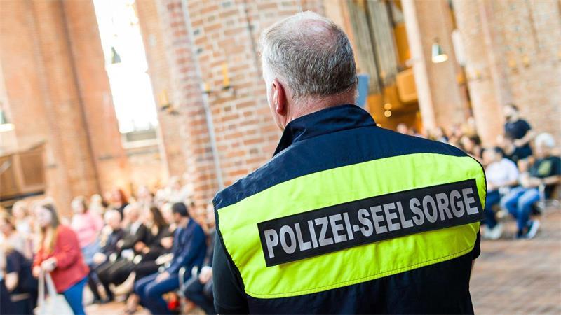 Mehrere Seelsorger unterstützten die Trauernden vor Ort in Hannover.