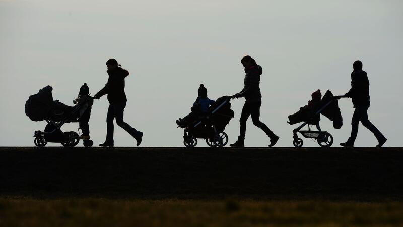 Verbände fordern Kindergelderhöhung - Vorschlag aus SPD Mehrere Sozialverbände unterstützen die Forderung von SPD und Grünen, das Kindergeld parallel zum Kinderfreibetrag zu erhöhen und positionieren sich damit gegen die FDP und ihren Finanzminister Christian Lindner.