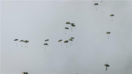 Mehrere Staaten suchen nach Lösungen, den Menschen in Gaza zu helfen. In den vergangenen Tagen wurden mehrfach Hilfsgüter aus Flugzeugen über dem Gazastreifen abgeworfen.