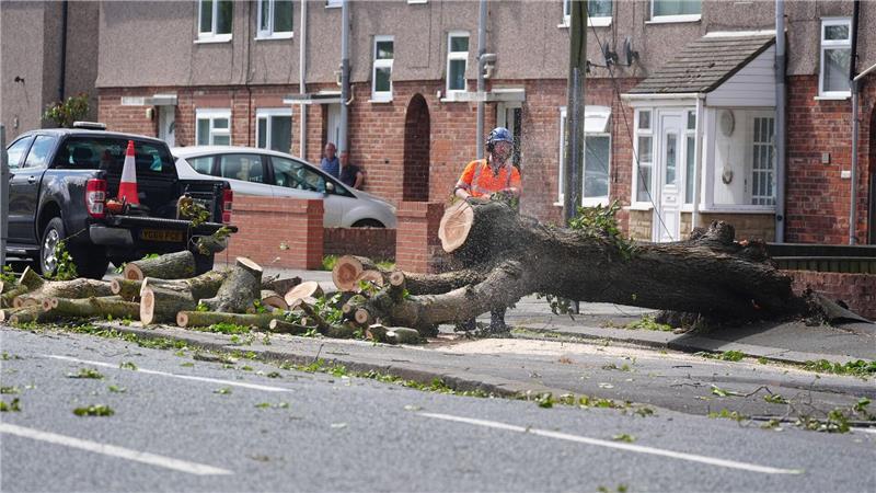 Sturm Floris macht Schotten und Iren das Leben schwer Mehrere Straßen sind gesperrt worden.