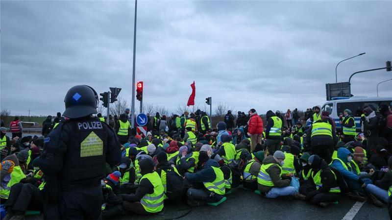 Proteste gegen AfD: Abgeordneter bei Polizeieinsatz verletzt Mehrere Straßen wurden bei Protestaktionen blockiert.