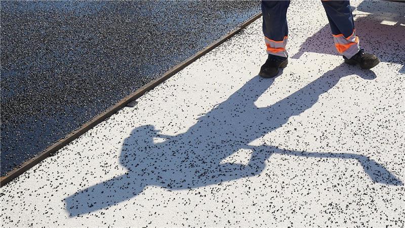 Kartellamt verhängt Millionenstrafe gegen Bauunternehmen Mehrere Straßenbauunternehmen aus ganz Deutschland sollen sich bei Aufträgen für Kommunen über Jahre abgesprochen haben. (Symbolbild)