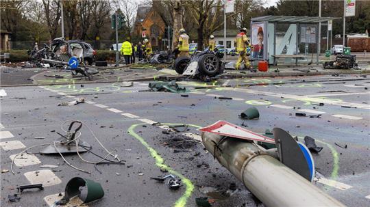 Mehrere Straßenlaternen und Schilder wurden bei dem Unfall mit dem BWM X5 abgerissen und liegen auf der Straße.