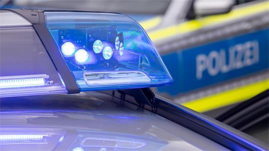 Mehrere Streifen rückten am Mittwoch zu dem Gymnasium aus. (Symbolbild)