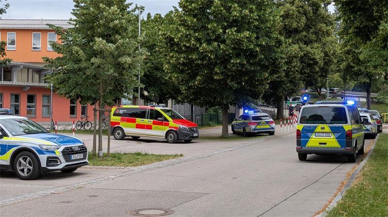 Mehrere Streifen rückten am Mittwoch zu dem Gymnasium aus.