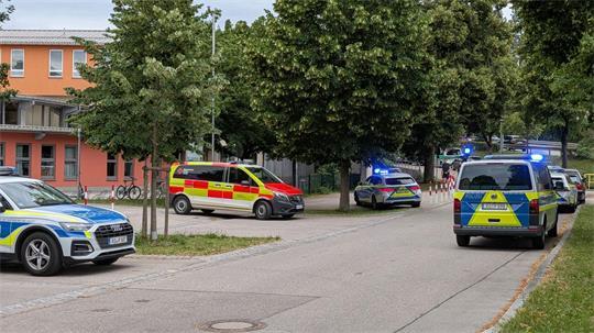 Mehrere Streifen rückten am Mittwoch zu dem Gymnasium aus.