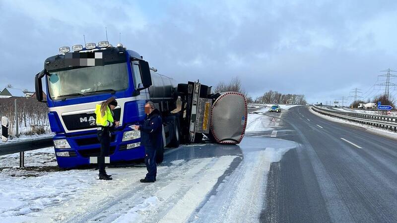Mehrere Tausend Liter Milch sind auf die A26 gelaufen.