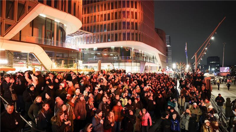 Viel Lokalkolorit bei ZDF-Silvestershow im Hamburger Hafen Mehrere Tausend Menschen verfolgten die Show am Chicagokai.