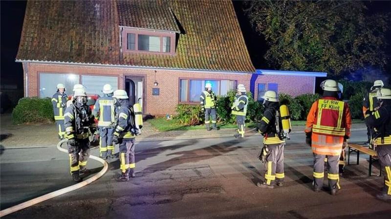 Gasalarm in Hemmoor: Stechender Geruch im Keller sorgt für Großeinsatz Mehrere Trupps rüsteten sich mit schwerem Atemschutz und Messgeräten aus, um im Gebäude nach der Ursache zu suchen. Parallel dazu wurde ein Löschangriff aufgebaut.