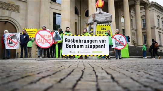 Mehrere Umweltschutzorganisationen haben vor dem Landtag gegen die geplanten Gasbohrungen vor Borkum protestiert.