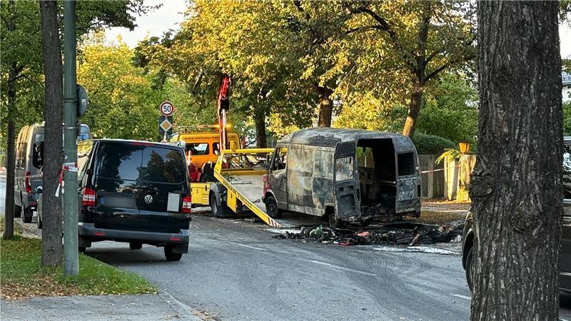 Mehrere Wagen gingen in Flammen auf.