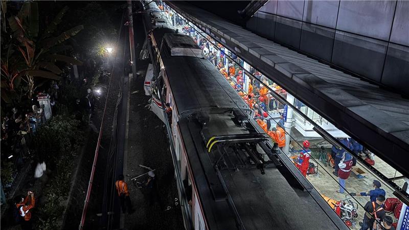 Mehrere Waggons wurden bei der Kollision beschädigt.