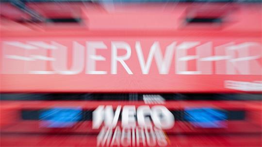 Mehrere Wohnungen sind nach einem Dachstuhlbrand unbewohnbar. (Symbolbild)