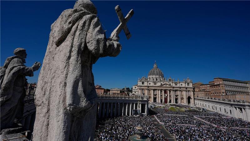 Leo XIV. mahnt zu Frieden in aller Welt Mehrere Zehntausend Menschen nahmen auf dem Petersplatz an der Ostermesse teil.