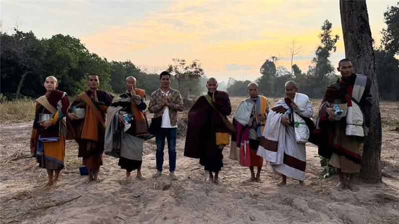 Mehrere der Begleiter von Mönch Thich Minh Tue posten regelmäßig Videoclips von der Reise, die millionenfach geklickt werden.