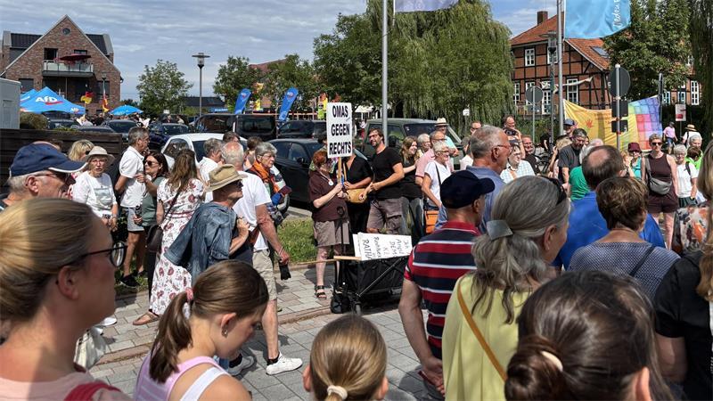 Lieber bunt statt braun: Horneburg setzt ein Zeichen für Vielfalt Mehrere hundert Menschen folgten dem Aufruf vom Bunten Block Buxtehude, den Omas gegen Rechts, den Eltern gegen Rechts, der SPD, den Grünen, der Linke und dem Harburger Bündnis gegen Rechts.