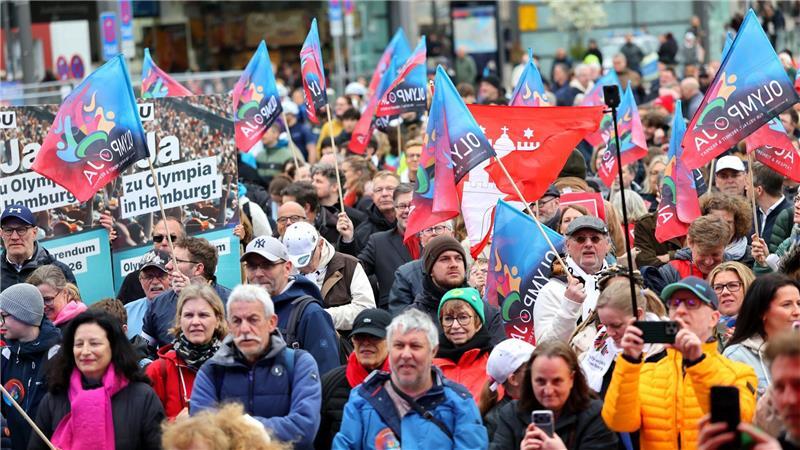 Mehrere hundert Menschen haben sich in Hamburg versammelt, um für Olympia zu demonstrieren.