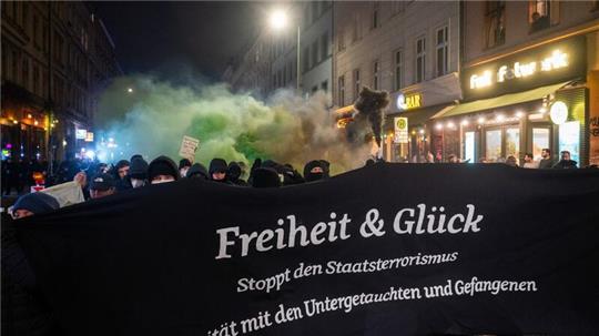 Mehrere hundert Teilnehmer einer Demonstration zur Solidarität mit untergetauchten oder inhaftierten RAF-Mitgliedern waren am Abend durch Berlin gezogen.
