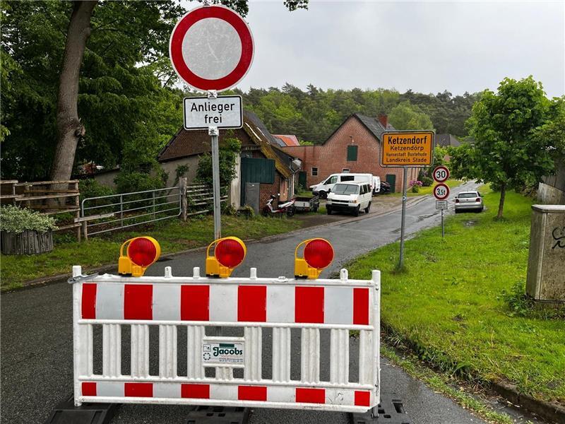 Verkehrschaos in Ketzendorf: Anwohner kämpfen gegen Lkw-Lawine Mehrere kleinere Straßen an der B3 in Ketzendorf sind für den Durchgangsverkehr gesperrt.