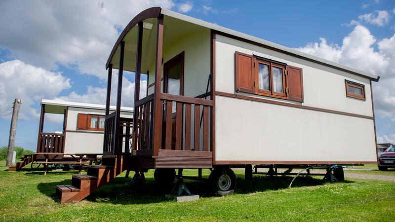 Schlafstrandkorb, Schiff oder Leuchtturm: Kurios Übernachten an Nordsee und Elbe Mehrere sogenannter Pipowagen stehen auf dem Campingplatz an der Nordseeküste. Die Pipowagen sind historischen Zirkuswagen nachempfunden.