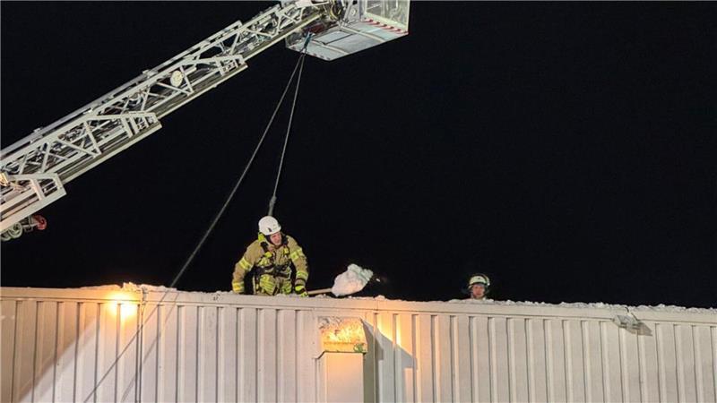 Mehrere tausend Quadratmeter Dachfläche mussten von Schnee befreit werden.