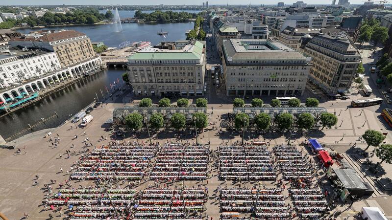 Linkes Alsterufer gewinnt größtes Schulschachturnier Mehrere tausend Schüler nehmen am größten Schulschachturnier der Welt „Rechtes Alsterufer gegen Linkes Alsterufer“ auf dem Rathausmarkt in Hamburg teil.