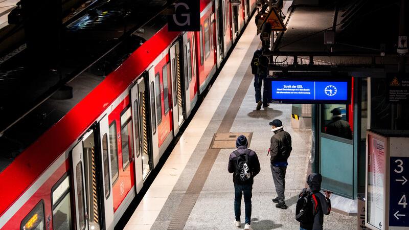 Mehrfach rief die Gewerkschaft GDL die Lokführer zum Streik auf - es fuhren weniger Züge, die Bahnsteige waren verwaist.
