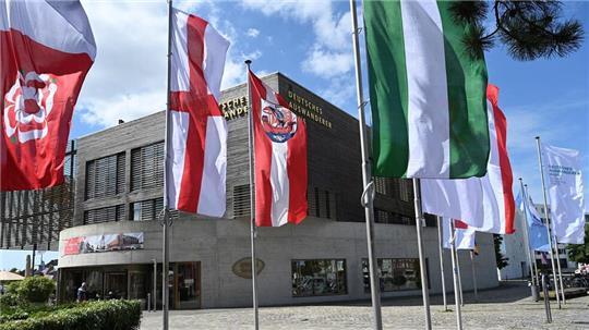 Mehrfach war die israelische Flagge vor dem Auswandererhaus abgerissen worden. Auch das gehört zu den antisemitischen Straftaten, die landesweit drastisch zugenommen haben. Das Auswandererhaus hat inzwischen die Staatsflaggen gegen die Fahnen von Hafenstädten ausgetauscht.