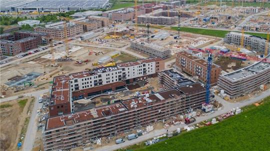 Mehrfamilienhäuser mit tausenden Wohnungen werden im Neubaugebiet Kronsrode gebaut.