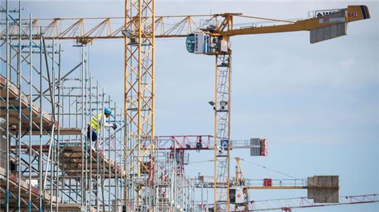Mehrfamilienhäuser werden im Neubaugebiet Kronsrode gebaut.