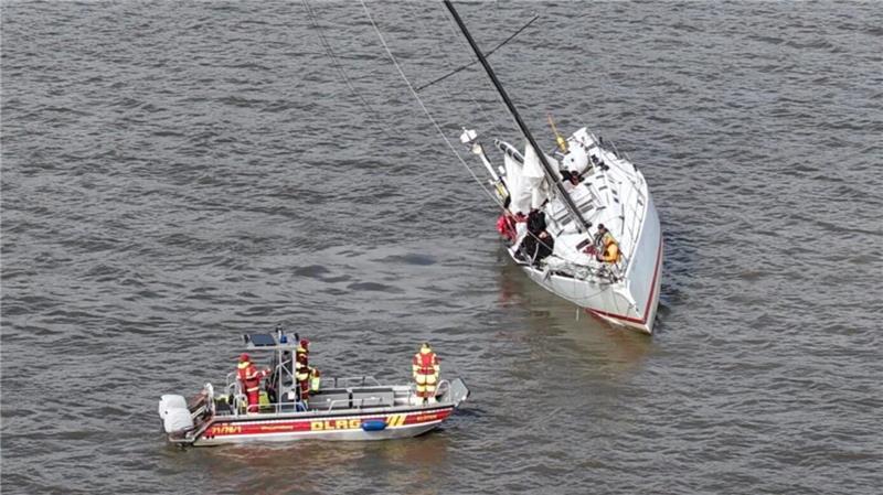 Segeljacht treibt manövrierunfähig auf der Elbe Mehrmals eilten die Retter vom DLRG Segelyachten auf der Elbe zur Hilfe.