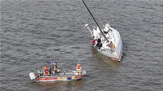 Mehrmals eilten die Retter vom DLRG Segelyachten auf der Elbe zur Hilfe.