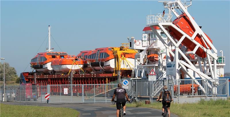 Mehrmals pro Jahr werden die Rettungsboote der Hatecke-Werft zu den Kunden verschifft.