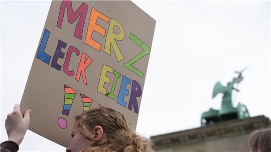 „Mehrzweckeier“ klingt sehr nach „Merz leck Eier“. (Archivbild)