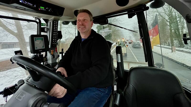 Meik Prigge führt die kilometerlange Kolonne mit seinem Traktor an.