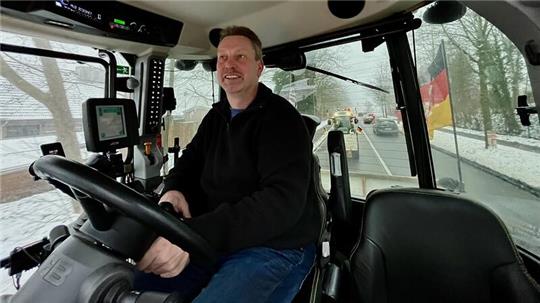 Meik Prigge führt die kilometerlange Kolonne mit seinem Traktor an.