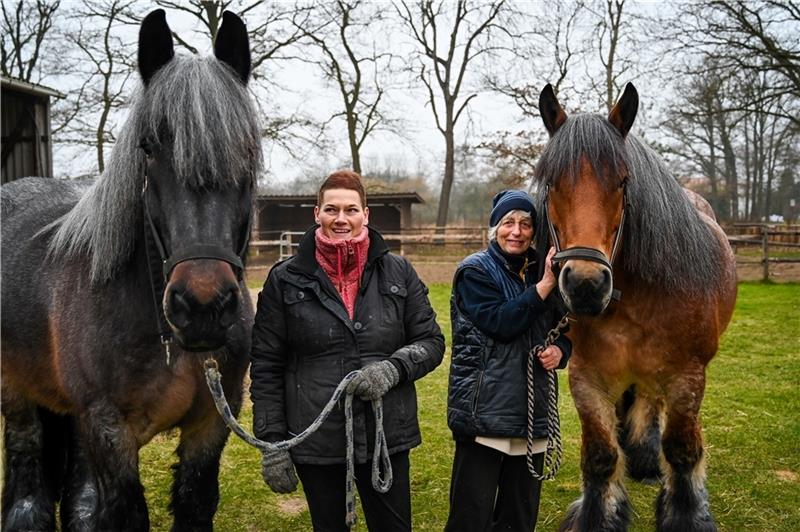 Meike Denker (links) und Anne Göser mit zwei Kaltblütern, die sie vor dem Schlachter retteten und auf ihrem Hof in Reith wieder aufpäppelten. Fotos: Ahrens