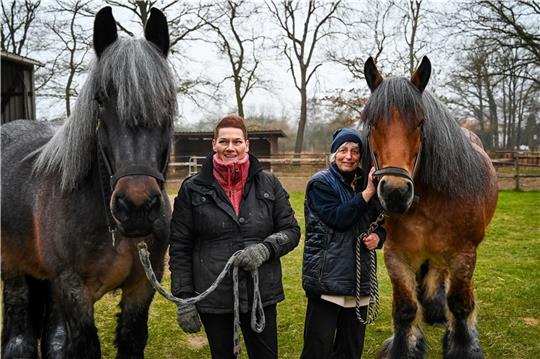 Meike Denker (links) und Anne Göser mit zwei Kaltblütern, die sie vor dem Schlachter retteten und auf ihrem Hof in Reith wieder aufpäppelten. Fotos: Ahrens