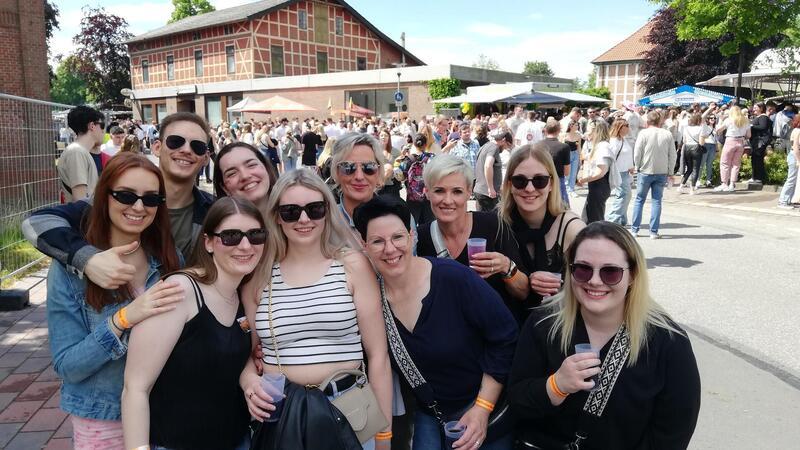 Frühtanz in Steinau: Darüber hat sich das Partyvolk mächtig geärgert Meike Fischer (2. hinten von rechts) war mit ihrer Tochter Lena sowie ihren Freundinnen beim Frühtanz in Steinau. Als Gastro-Fachfrau übt sie Kritik an der zu gering kalkulierten Getränke- und Personaldisposition.