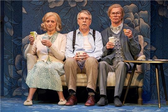 Meike Meiners, Manfred Bettinger und Robert Eder (von links) spielen das Stück Champagner to’n Fröhstück am 30. Januar im Stadeum. Foto: Oliver Fantitsch
