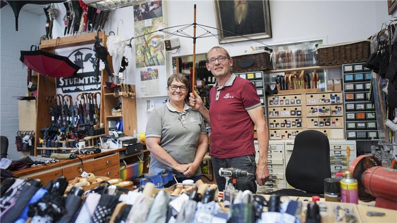 Schirmmacherin in Hamburg: Damit es trommelt, wenn es regnet Meike Vertein und ihr Mann Wolfgang reparieren und fertigen in dem seit 1876 bestehenden, damals als „Schirm Eggers“ gegründete Familienunternehmen in der Hamburger Innenstadt, noch Regenschirme von Hand.
