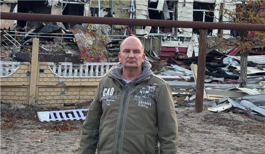 Meikel Zabel vor einem zerbombten Haus in Donezk.