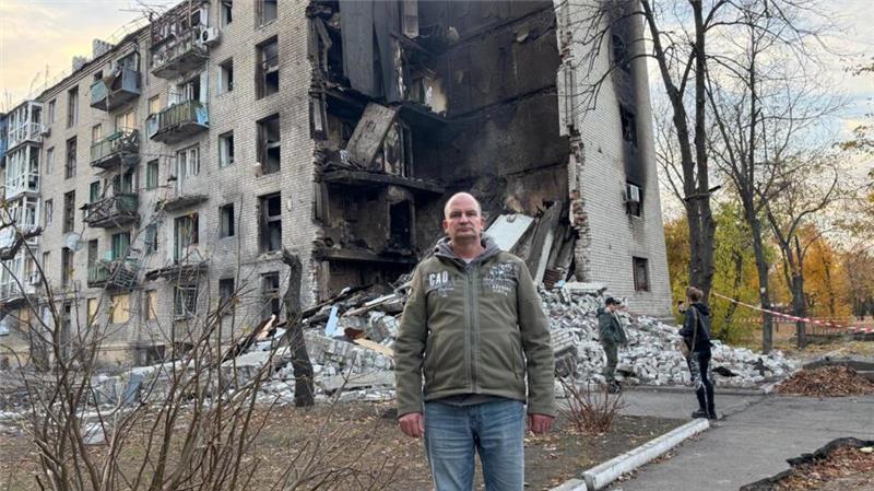 Meikel Zabel vor einem zerbombten Haus in Donezk. Die Bewohner wurden in einer Sammelunterkunft unterbracht.