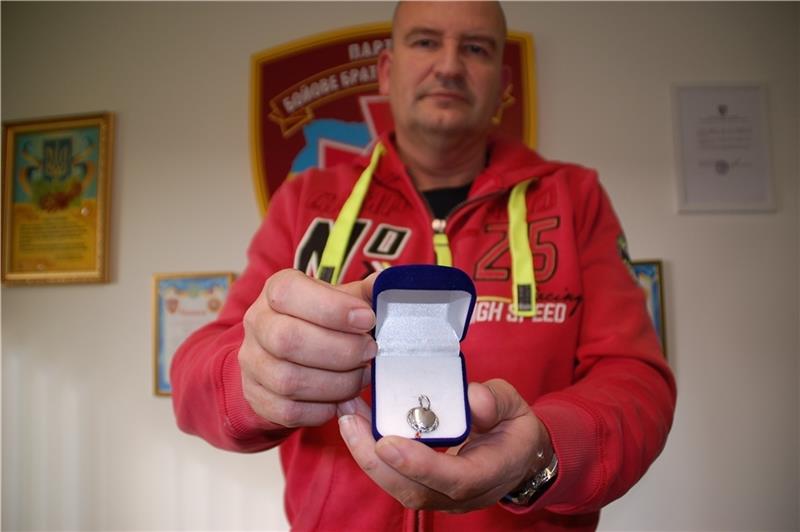 Apenser Hilfe für Kriegswaisen in Ukraine wird immer größer Meikel Zabel zeigt den Herzanhänger, den jedes Kind erhalten soll. Foto: Laudien